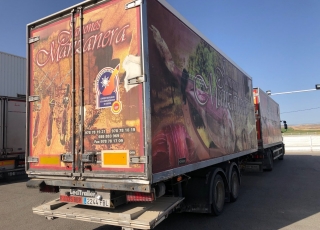 Camión IVECO, 
Modelo AT440S35T/P 
con cambio eurotronic con intarder, 
1.033.888km,
del año 2006,
con caja isotermo con medidas interiores  7.5m x 2.45m x 2.4m de altura.  Remolque isotermo con puerta elevadora y pasarela para cargar el camión.
El remolque tiene unas medidas interiores de  7.35m x 2.5mx x 2.59m de altura.