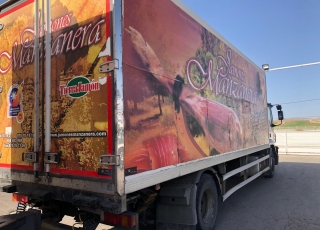 Camión IVECO, 
Modelo AT440S35T/P 
con cambio eurotronic con intarder, 
1.033.888km,
del año 2006,
con caja isotermo con medidas interiores  7.5m x 2.45m x 2.4m de altura.  Remolque isotermo con puerta elevadora y pasarela para cargar el camión.
El remolque tiene unas medidas interiores de  7.35m x 2.5mx x 2.59m de altura.