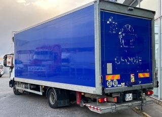 Camión IVECO Eurocargo ML100E19/P con cabina corta, cambio automático, del año 2016 y 95.259km.  Carrozado con caja cerrada, y plataforma elevadora retráctil.  Precio 38.900€+IVA con camión reacondicionado, itv y tacografo en vigor, mantenimientos hechos.