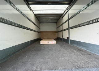 Camión IVECO Eurocargo ML100E19/P con cabina corta, cambio automático, del año 2016 y 95.259km.  Carrozado con caja cerrada, y plataforma elevadora retráctil.  Precio 38.900€+IVA con camión reacondicionado, itv y tacografo en vigor, mantenimientos hechos.