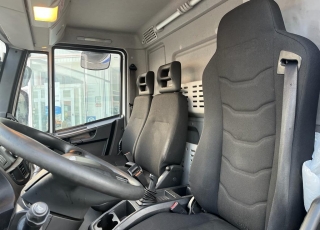 Camión IVECO Eurocargo ML100E19/P con cabina corta, cambio automático, del año 2016 y 95.259km.  Carrozado con caja cerrada, y plataforma elevadora retráctil.  Precio 38.900€+IVA con camión reacondicionado, itv y tacografo en vigor, mantenimientos hechos.