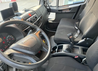 Camión IVECO Eurocargo ML100E19/P con cabina corta, cambio automático, del año 2016 y 95.259km.  Carrozado con caja cerrada, y plataforma elevadora retráctil.  Precio 38.900€+IVA con camión reacondicionado, itv y tacografo en vigor, mantenimientos hechos.