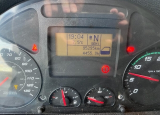 Camión IVECO Eurocargo ML100E19/P con cabina corta, cambio automático, del año 2016 y 95.259km.  Carrozado con caja cerrada, y plataforma elevadora retráctil.  Precio 38.900€+IVA con camión reacondicionado, itv y tacografo en vigor, mantenimientos hechos.