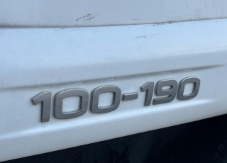 Camión IVECO Eurocargo ML100E19/P con cabina corta, cambio automático, del año 2016 y 95.259km.  Carrozado con caja cerrada, y plataforma elevadora retráctil.  Precio 38.900€+IVA con camión reacondicionado, itv y tacografo en vigor, mantenimientos hechos.