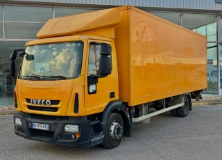 Camión IVECO Eurocargo ML120E22/P con cabina corta, cambio automático, del año 2014 y 278.742km.  Carrozado con caja cerrada, y plataforma elevadora retráctil.  Precio 28.500€+IVA con camión reacondicionado, itv y tacografo en vigor, mantenimientos hechos.