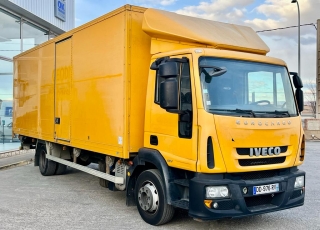 Camión IVECO Eurocargo ML120E22/P con cabina corta, cambio automático, del año 2014 y 278.742km.  Carrozado con caja cerrada, y plataforma elevadora retráctil.  Precio 28.500€+IVA con camión reacondicionado, itv y tacografo en vigor, mantenimientos hechos.