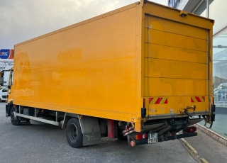 Camión IVECO Eurocargo ML120E22/P con cabina corta, cambio automático, del año 2014 y 278.742km.  Carrozado con caja cerrada, y plataforma elevadora retráctil.  Precio 28.500€+IVA con camión reacondicionado, itv y tacografo en vigor, mantenimientos hechos.