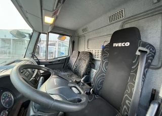 Camión IVECO Eurocargo ML120E22/P con cabina corta, cambio automático, del año 2014 y 278.742km.  Carrozado con caja cerrada, y plataforma elevadora retráctil.  Precio 28.500€+IVA con camión reacondicionado, itv y tacografo en vigor, mantenimientos hechos.