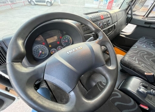 Camión IVECO Eurocargo ML120E22/P con cabina corta, cambio automático, del año 2014 y 278.742km.  Carrozado con caja cerrada, y plataforma elevadora retráctil.  Precio 28.500€+IVA con camión reacondicionado, itv y tacografo en vigor, mantenimientos hechos.