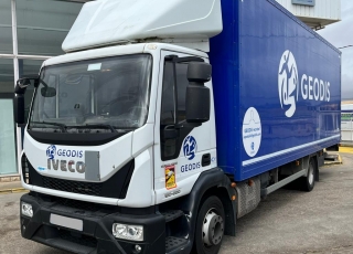 Camión IVECO Eurocargo ML120E22/P con cabina corta, cambio automático, del año 2016 y 153.075km.  Carrozado con caja cerrada, y plataforma elevadora retráctil.  Precio 39.500€+IVA con camión reacondicionado, itv y tacografo en vigor, mantenimientos hechos medidas de la caja 7M30X2M48X2M52