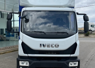 Camión IVECO Eurocargo ML120E22/P con cabina corta, cambio automático, del año 2016 y 153.075km.  Carrozado con caja cerrada, y plataforma elevadora retráctil.  Precio 39.500€+IVA con camión reacondicionado, itv y tacografo en vigor, mantenimientos hechos medidas de la caja 7M30X2M48X2M52