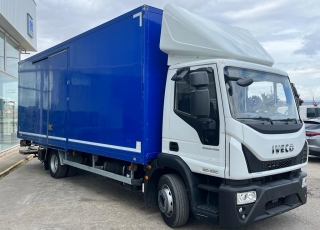 Camión IVECO Eurocargo ML120E22/P con cabina corta, cambio automático, del año 2016 y 153.075km.  Carrozado con caja cerrada, y plataforma elevadora retráctil.  Precio 39.500€+IVA con camión reacondicionado, itv y tacografo en vigor, mantenimientos hechos medidas de la caja 7M30X2M48X2M52