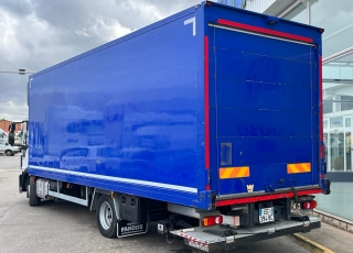 Camión IVECO Eurocargo ML120E22/P con cabina corta, cambio automático, del año 2016 y 153.075km.  Carrozado con caja cerrada, y plataforma elevadora retráctil.  Precio 39.500€+IVA con camión reacondicionado, itv y tacografo en vigor, mantenimientos hechos medidas de la caja 7M30X2M48X2M52