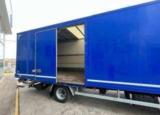 Camión IVECO Eurocargo ML120E22/P con cabina corta, cambio automático, del año 2016 y 153.075km.  Carrozado con caja cerrada, y plataforma elevadora retráctil.  Precio 39.500€+IVA con camión reacondicionado, itv y tacografo en vigor, mantenimientos hechos medidas de la caja 7M30X2M48X2M52