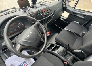 Camión IVECO Eurocargo ML120E22/P con cabina corta, cambio automático, del año 2016 y 153.075km.  Carrozado con caja cerrada, y plataforma elevadora retráctil.  Precio 39.500€+IVA con camión reacondicionado, itv y tacografo en vigor, mantenimientos hechos medidas de la caja 7M30X2M48X2M52
