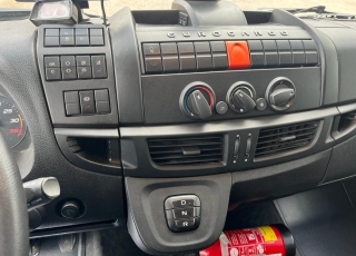 Camión IVECO Eurocargo ML120E22/P con cabina corta, cambio automático, del año 2016 y 153.075km.  Carrozado con caja cerrada, y plataforma elevadora retráctil.  Precio 39.500€+IVA con camión reacondicionado, itv y tacografo en vigor, mantenimientos hechos medidas de la caja 7M30X2M48X2M52