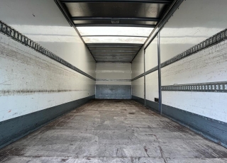 Camión IVECO Eurocargo ML120E22/P con cabina corta, cambio automático, del año 2016 y 153.075km.  Carrozado con caja cerrada, y plataforma elevadora retráctil.  Precio 39.500€+IVA con camión reacondicionado, itv y tacografo en vigor, mantenimientos hechos medidas de la caja 7M30X2M48X2M52