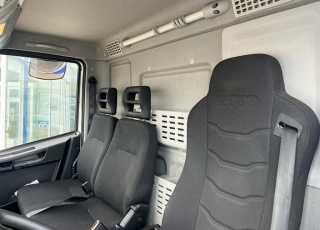 Camión IVECO Eurocargo ML120E22/P con cabina corta, cambio automático, del año 2016 y 153.075km.  Carrozado con caja cerrada, y plataforma elevadora retráctil.  Precio 39.500€+IVA con camión reacondicionado, itv y tacografo en vigor, mantenimientos hechos medidas de la caja 7M30X2M48X2M52