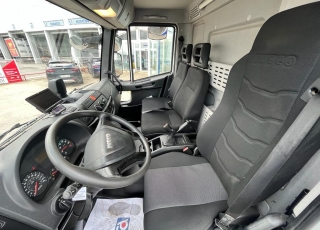 Camión IVECO Eurocargo ML120E22/P con cabina corta, cambio automático, del año 2016 y 153.075km.  Carrozado con caja cerrada, y plataforma elevadora retráctil.  Precio 39.500€+IVA con camión reacondicionado, itv y tacografo en vigor, mantenimientos hechos medidas de la caja 7M30X2M48X2M52