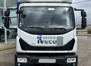Camión IVECO Eurocargo ML120E22/P con cabina corta, cambio automático, del año 2016 y 153.075km.  Carrozado con caja cerrada, y plataforma elevadora retráctil.  Precio 39.500€+IVA con camión reacondicionado, itv y tacografo en vigor, mantenimientos hechos medidas de la caja 7M30X2M48X2M52