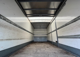 Camión IVECO Eurocargo ML120E22/P con cabina corta, cambio automático, del año 2016 y 153.075km.  Carrozado con caja cerrada, y plataforma elevadora retráctil.  Precio 39.500€+IVA con camión reacondicionado, itv y tacografo en vigor, mantenimientos hechos medidas de la caja 7M30X2M48X2M52