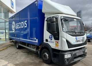 Camión IVECO Eurocargo ML120E22/P con cabina corta, cambio automático, del año 2016 y 153.075km.  Carrozado con caja cerrada, y plataforma elevadora retráctil.  Precio 39.500€+IVA con camión reacondicionado, itv y tacografo en vigor, mantenimientos hechos medidas de la caja 7M30X2M48X2M52