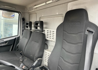 Camión IVECO Eurocargo ML120E22/P con cabina corta, cambio automático, del año 2016 y 153.075km.  Carrozado con caja cerrada, y plataforma elevadora retráctil.  Precio 39.500€+IVA con camión reacondicionado, itv y tacografo en vigor, mantenimientos hechos medidas de la caja 7M30X2M48X2M52