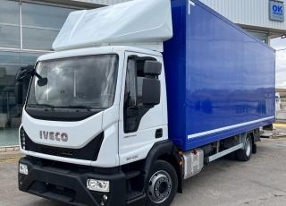 Camión IVECO Eurocargo ML120E22/P con cabina corta, cambio automático, del año 2016 y 153.075km.  Carrozado con caja cerrada, y plataforma elevadora retráctil.  Precio 39.500€+IVA con camión reacondicionado, itv y tacografo en vigor, mantenimientos hechos medidas de la caja 7M30X2M48X2M52