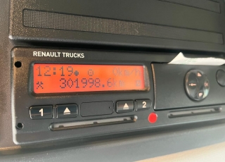 Camión RENAULT T12.210  con cabina corta, cambio automático, del año 2016 y 301.998km.  Carrozado con caja cerrada, y plataforma elevadora retráctil.  Precio 38.500€+IVA con camión reacondicionado,