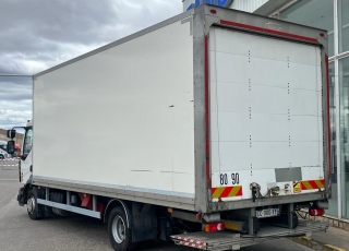 Camión RENAULT T12.210  con cabina corta, cambio automático, del año 2016 y 301.998km.  Carrozado con caja cerrada, y plataforma elevadora retráctil.  Precio 38.500€+IVA con camión reacondicionado,