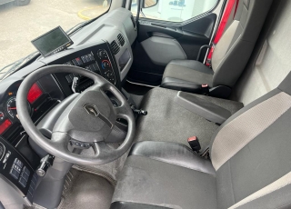 Camión RENAULT T12.210  con cabina corta, cambio automático, del año 2016 y 301.998km.  Carrozado con caja cerrada, y plataforma elevadora retráctil.  Precio 38.500€+IVA con camión reacondicionado,