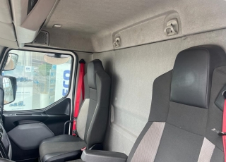 Camión RENAULT T12.210  con cabina corta, cambio automático, del año 2016 y 301.998km.  Carrozado con caja cerrada, y plataforma elevadora retráctil.  Precio 38.500€+IVA con camión reacondicionado,