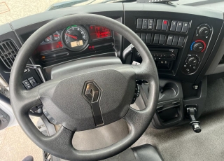 Camión RENAULT T12.210  con cabina corta, cambio automático, del año 2016 y 301.998km.  Carrozado con caja cerrada, y plataforma elevadora retráctil.  Precio 38.500€+IVA con camión reacondicionado,