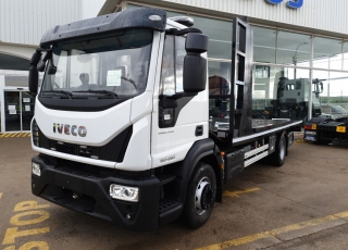 Camión IVECO Eurocargo ML150E28, carrozado con equipo portacoches y cuchara.