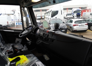 Camión IVECO Eurocargo ML150E28, carrozado con equipo portacoches y cuchara.