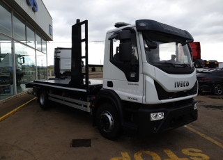 Camión IVECO Eurocargo ML150E28, carrozado con equipo portacoches y cuchara.