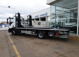 Camión IVECO Eurocargo ML150E28, carrozado con equipo portacoches y cuchara.