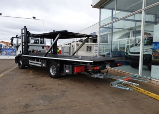 Camión IVECO Eurocargo ML150E28, carrozado con equipo portacoches y cuchara.