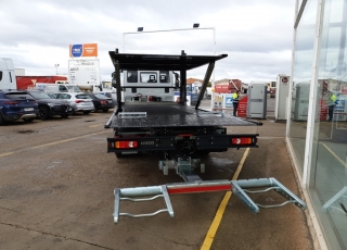 Camión IVECO Eurocargo ML150E28, carrozado con equipo portacoches y cuchara.