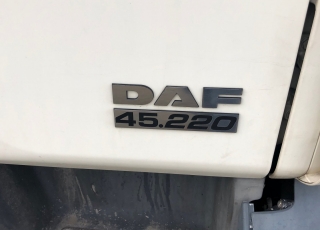 Camión rígido DAF LA LF 45.220, del año 2005, con 1.110.000km,  de 12Tn, con caja semitauliner de 7.15m X2.48m X 2.64m, con puerta elevadora retráctil,