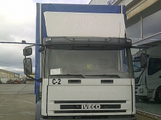 Camion IVECO ML150E28/P, paso 5700, del año 2002, cambio manual, caja tauliner de 8x2.45x2.85m, el toldo es corredero con guías, con enganche para remolque.