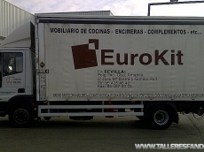 IVECO Eurocargo ML120EL22, paso 4455, Euro 4, con caja paquetera de (5.8x2.35x2.4m), medidas (7.92x2.55x3.7m), con plataforma elevadora.

Equipamiento:  Aire acondicionado, Radio CD, Elevalunas Electricos, Tacografo digital. 