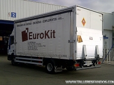 IVECO Eurocargo ML120EL22, paso 4455, Euro 4, con caja paquetera de (5.8x2.35x2.4m), medidas (7.92x2.55x3.7m), con plataforma elevadora.

Equipamiento:  Aire acondicionado, Radio CD, Elevalunas Electricos, Tacografo digital. 