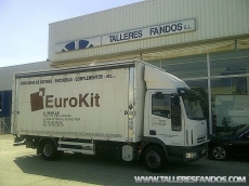 IVECO Eurocargo ML120EL22, paso 4455, Euro 4, con caja paquetera de (5.8x2.35x2.4m), medidas (7.92x2.55x3.7m), con plataforma elevadora.

Equipamiento:  Aire acondicionado, Radio CD, Elevalunas Electricos, Tacografo digital. 