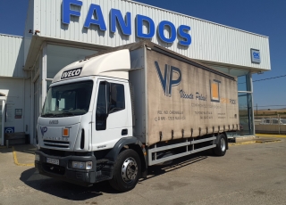 Camión IVECO Eurocargo ML180E28 con cabina corta, cambio manual, del año 2006 y 399.459km.

Carrozado con caja tauliner de lonas, cartolas de aluminio, techo retractil y dos puertas tipo libro. 
Con unas medidas interiores de 8m de longitud x 2.47m de ancho x 2.47m de altura.

Precio13.450€+IVA con camión reacondicionado, itv y tacografo en vigor, mantenimientos hechos y SIN garantía.