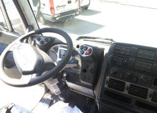 Camión IVECO Eurocargo ML180E28 con cabina corta, cambio manual, del año 2006 y 399.459km.

Carrozado con caja tauliner de lonas, cartolas de aluminio, techo retractil y dos puertas tipo libro. 
Con unas medidas interiores de 8m de longitud x 2.47m de ancho x 2.47m de altura.

Precio13.450€+IVA con camión reacondicionado, itv y tacografo en vigor, mantenimientos hechos y SIN garantía.