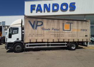 Camión IVECO Eurocargo ML180E28 con cabina corta, cambio manual, del año 2006 y 399.459km.

Carrozado con caja tauliner de lonas, cartolas de aluminio, techo retractil y dos puertas tipo libro. 
Con unas medidas interiores de 8m de longitud x 2.47m de ancho x 2.47m de altura.

Precio13.450€+IVA con camión reacondicionado, itv y tacografo en vigor, mantenimientos hechos y SIN garantía.