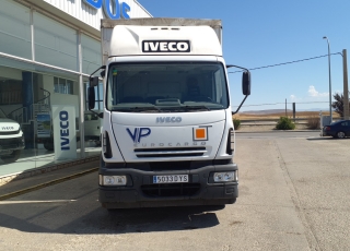 Camión IVECO Eurocargo ML180E28 con cabina corta, cambio manual, del año 2006 y 399.459km.

Carrozado con caja tauliner de lonas, cartolas de aluminio, techo retractil y dos puertas tipo libro. 
Con unas medidas interiores de 8m de longitud x 2.47m de ancho x 2.47m de altura.

Precio13.450€+IVA con camión reacondicionado, itv y tacografo en vigor, mantenimientos hechos y SIN garantía.