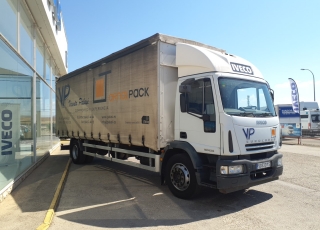 Camión IVECO Eurocargo ML180E28 con cabina corta, cambio manual, del año 2006 y 399.459km.

Carrozado con caja tauliner de lonas, cartolas de aluminio, techo retractil y dos puertas tipo libro. 
Con unas medidas interiores de 8m de longitud x 2.47m de ancho x 2.47m de altura.

Precio13.450€+IVA con camión reacondicionado, itv y tacografo en vigor, mantenimientos hechos y SIN garantía.