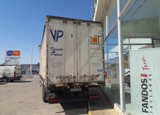 Camión IVECO Eurocargo ML180E28 con cabina corta, cambio manual, del año 2006 y 399.459km.

Carrozado con caja tauliner de lonas, cartolas de aluminio, techo retractil y dos puertas tipo libro. 
Con unas medidas interiores de 8m de longitud x 2.47m de ancho x 2.47m de altura.

Precio13.450€+IVA con camión reacondicionado, itv y tacografo en vigor, mantenimientos hechos y SIN garantía.